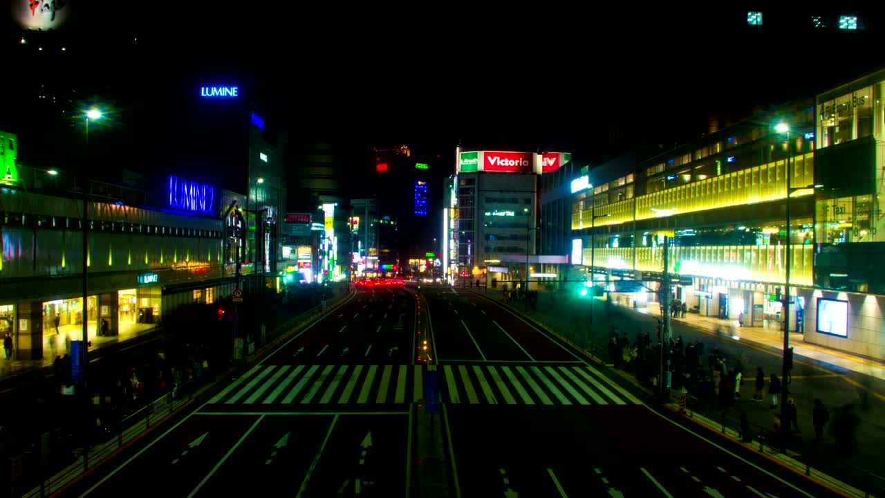 el lapso de la noche cerca de la estación en shinjuku lado sur tiro ancho a la izquierda panorámica