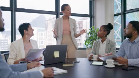 Pregunta,-Gente-De-Negocios-O-Mujer-Negra-Enseñando