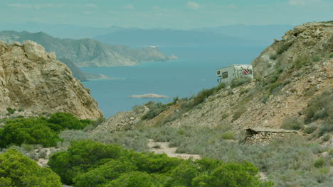 Hermosa-Toma-De-Una-Vieja-Autocaravana-Que-Desciende-Por-Una-Colina-Empinada-En-España