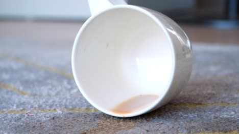 koffie op het tapijt.