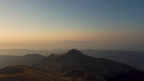 Silueta-Aérea-Del-Hermoso-Pico-De-La-Montaña-Al-Amanecer