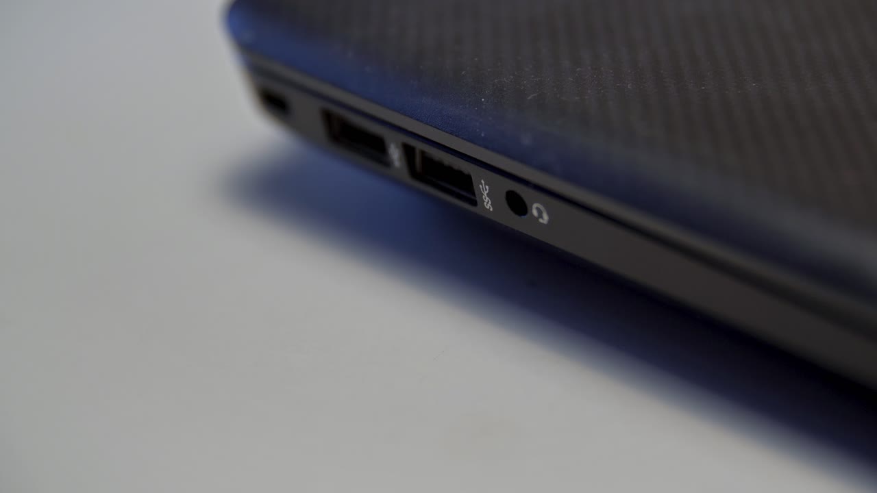 conectando a mano un cable usb a una computadora portátil.