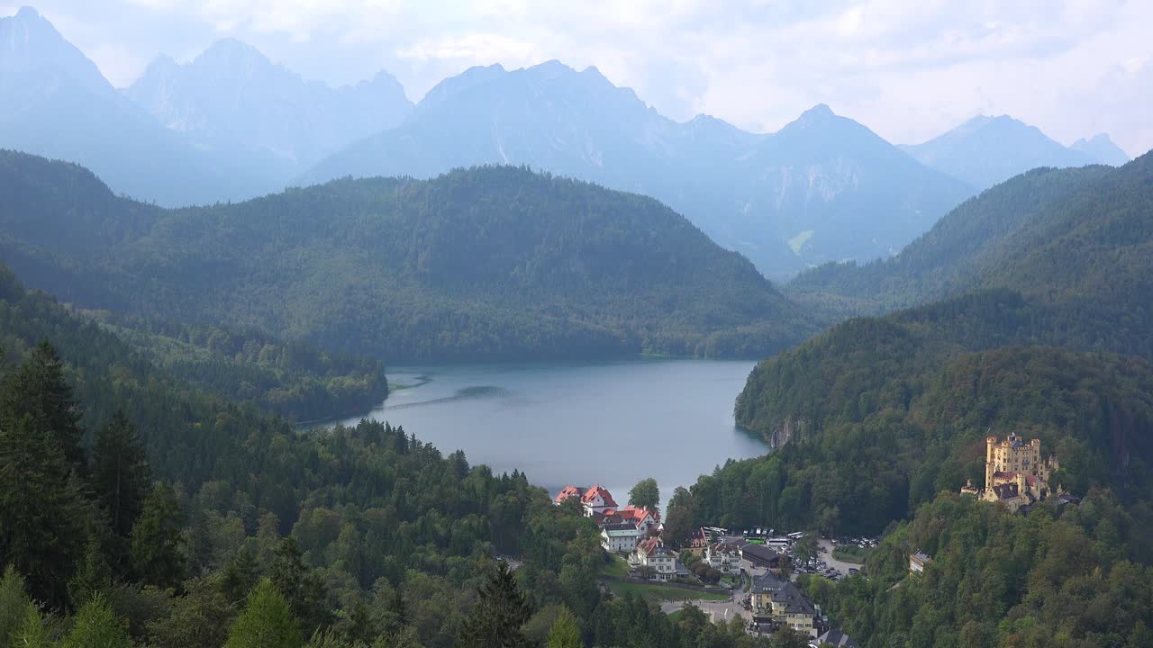 Una vista dal Castello di Neuschwanstein, il castello di Ludovico il Matto, in Baviera, Germania, verso le Alpi