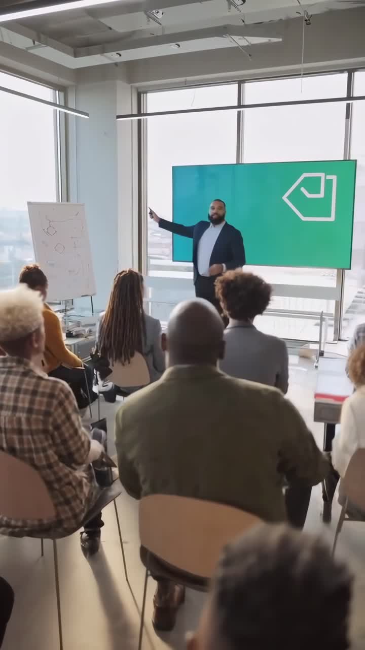 Un video di un seminario aziendale, ripreso da un'angolazione posteriore, che cattura una presentazione coinvolgente