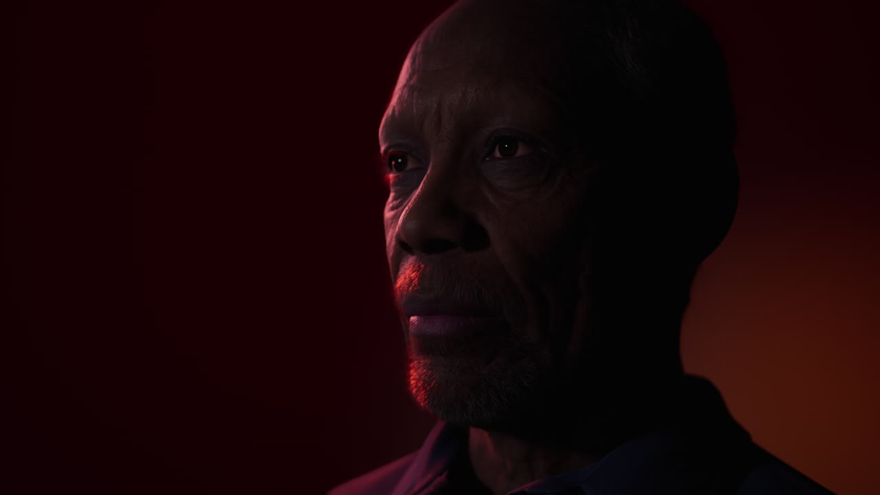 un hombre afroamericano muy viejo