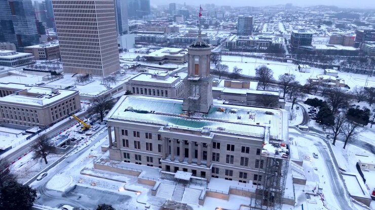 Campidoglio dello Stato del Tennessee circondato da una forte nevicata che crea una rara scena invernale nel centro di Nashville, vista drone