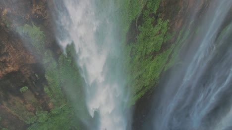 tumpak sewu cascadas arco iris vista panorámica aérea en movimiento súper lento, indonesia