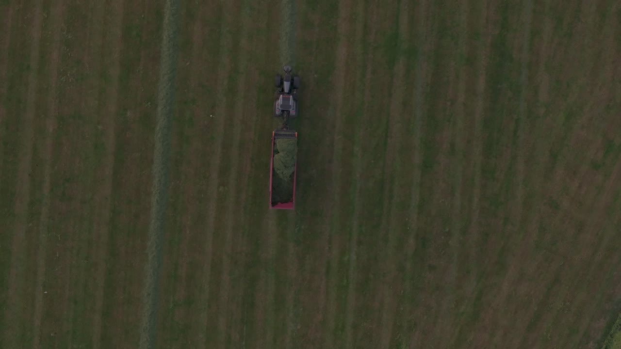 트랙터 가 dutch meadow 에서 잔디 를  ⁇ 고 수집 하는 모습 의  ⁇  으로 내려다보는 모습