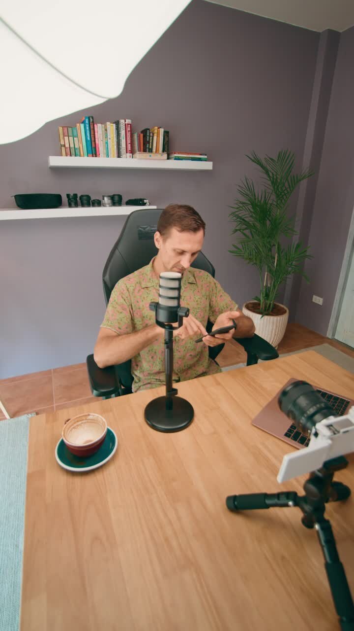 Vlogger che lavora da casa