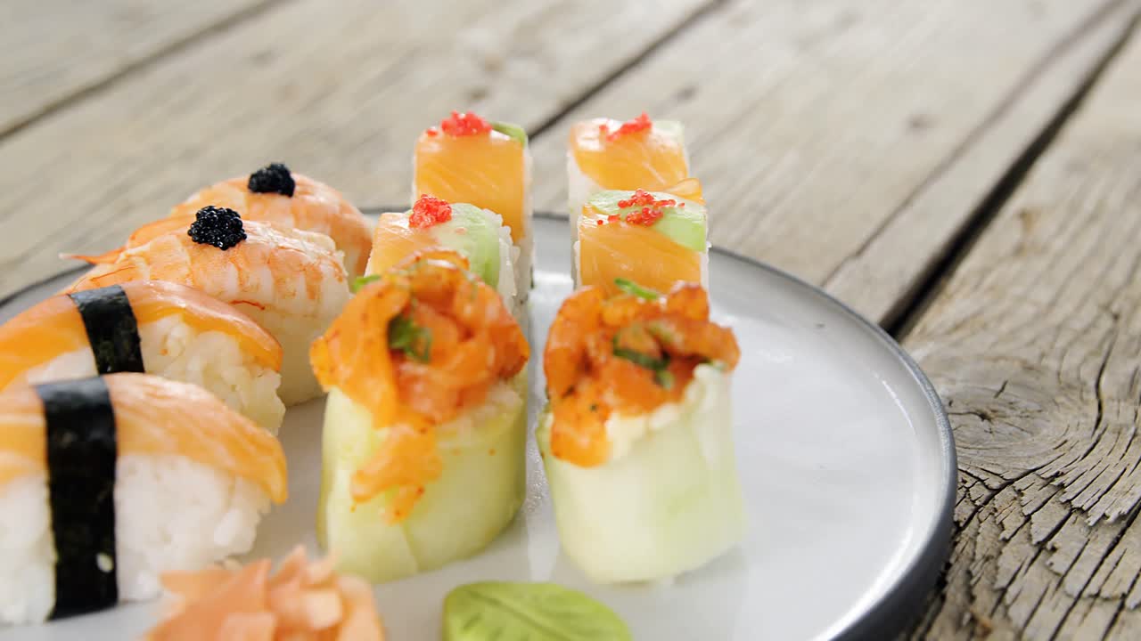 conjunto de sushi variado servido en un plato