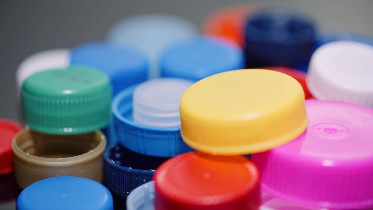 pocas tapas de botellas de plástico - industria de reciclaje de procesamiento de plásticos
