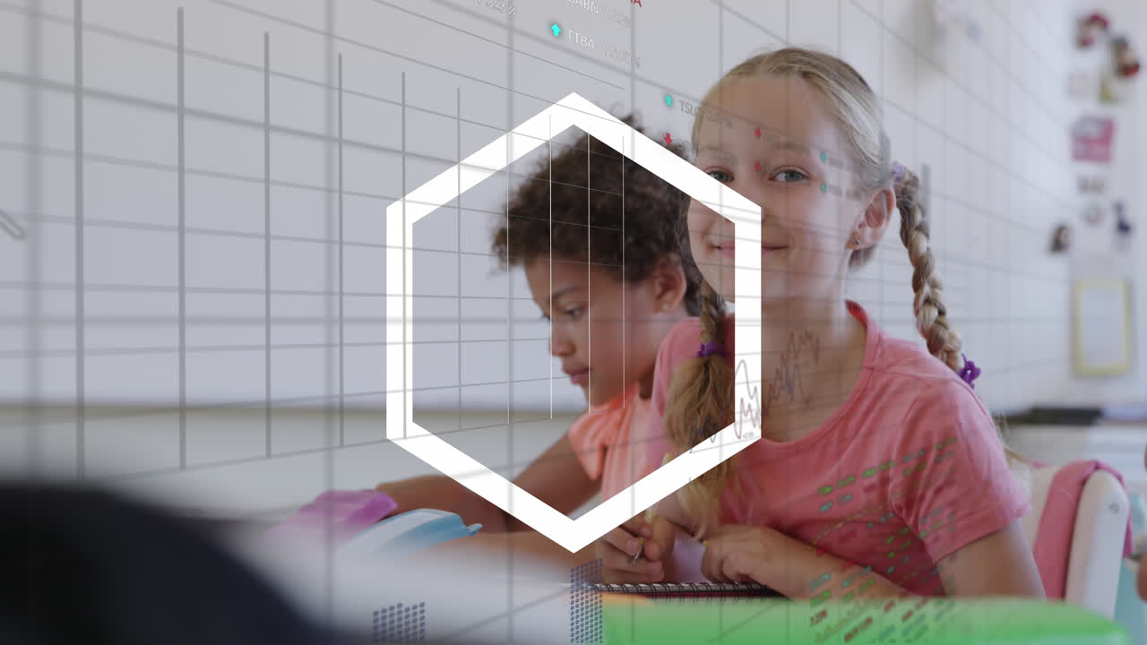 animación de formas blancas y procesamiento de datos en diversos escolares