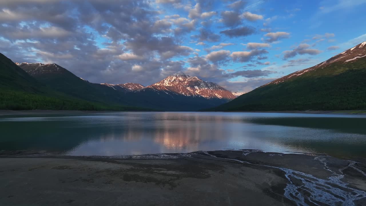 aguas tranquilas del lago eklutna en alaska - retroceso aéreo