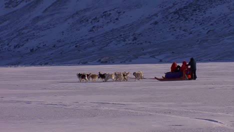 Un-Esquimal-Trineo-Tirado-Por-Perros-Cruza-La-Tundra-Helada-En-La-Distancia-2