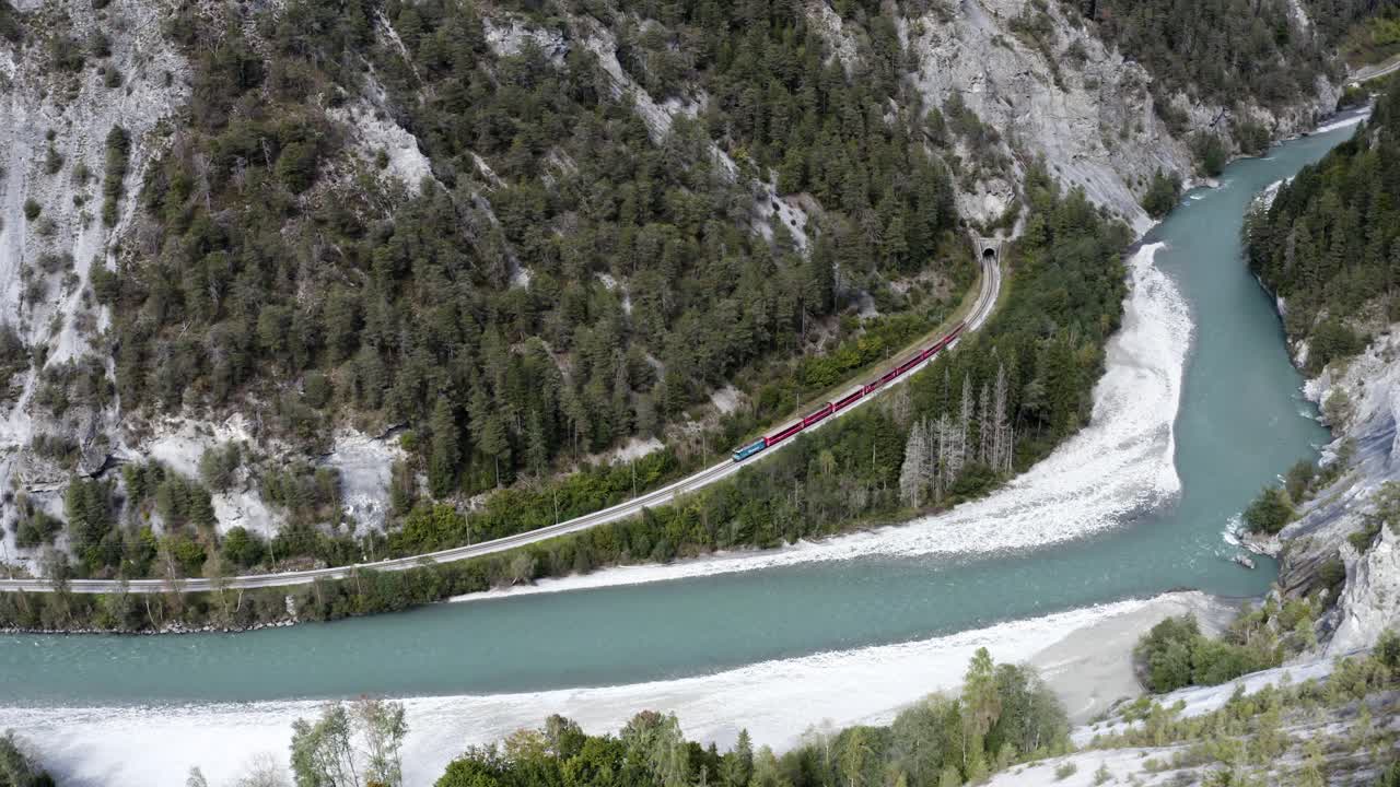 viaje en tren a través de la hermosa rheinschlucht en suiza, vista de drones