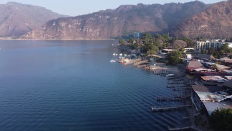 Muelles-Bordean-La-Orilla-Del-Lago-En-El-Pueblo-De-Jaibalito,-Lago-De-Atitlan-Guatemala