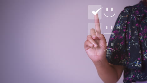 satisfacción por el concepto de servicio al cliente, los empresarios están tocando la pantalla virtual en el icono de la cara de sonrisa feliz para dar satisfacción en el servicio