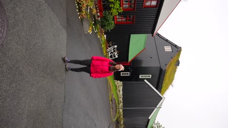 Mujer-Caminando-En-El-Casco-Antiguo-De-Torshavn-Llamado-Reyn,-Islas-Feroe