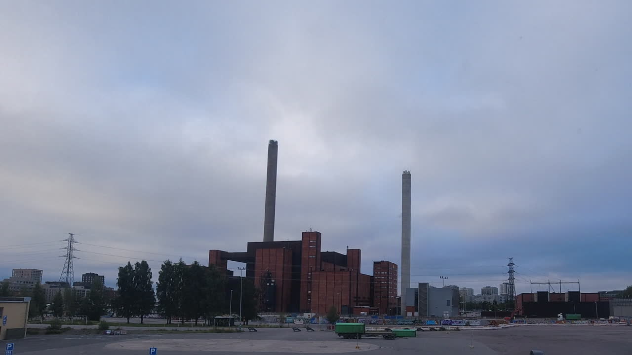 timelapse nublado: actividad alrededor de la central eléctrica de día gris en helsinki