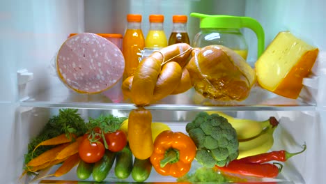 refrigerador abierto lleno de comida