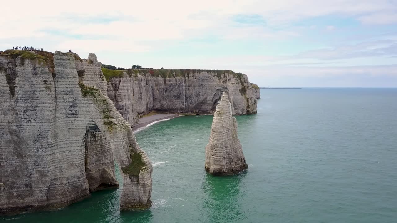 프랑스 에트레타트 (etretat) 를 향해 뒤로 날아다니며