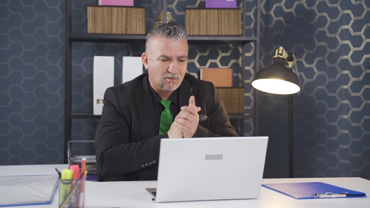 hombre de negocios mirando la pantalla de la computadora portátil con emoción.