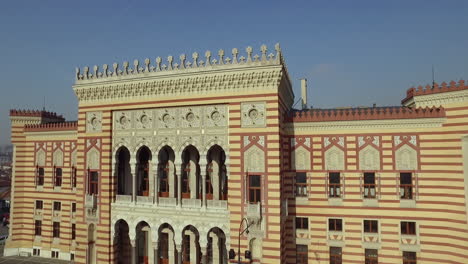 vista aérea de sarajevo y biblioteca nacional, ayuntamientos y tranvía y tráfico, bosnia y herzegovina