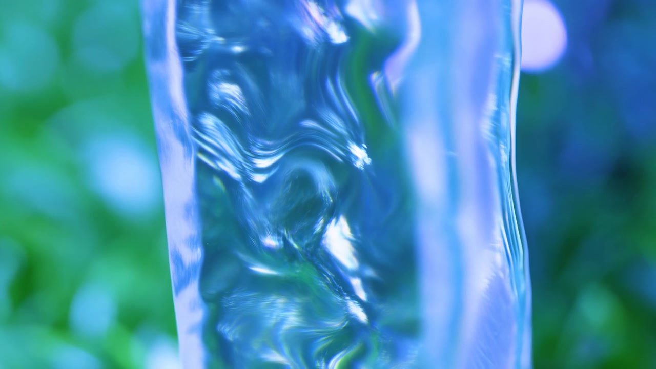Une colonne d'eau transparente s'écoule en gros plan vertical avec des ondulations cohérentes, une texture de surface plissée, des reflets spéculaires lumineux et un bokeh vert-bleu froid pour un détail naturel abstrait et serein.