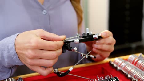 woman preparing messbrille