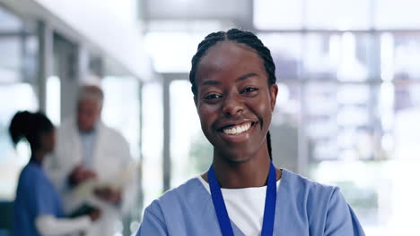 Enfermera,-Sonrisa-Y-Rostro-De-Mujer-Negra-En-El-Hospital