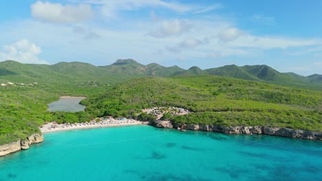 la órbita de gran ángulo muestra la belleza natural de la playa y las montañas de grote knip curacao