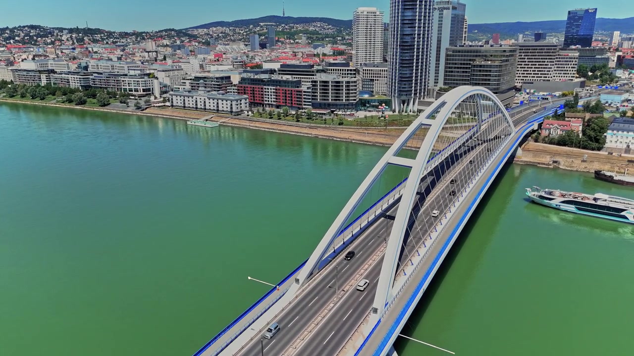 Vista del ponte a Bratislava e del traffico fluviale sul Danubio