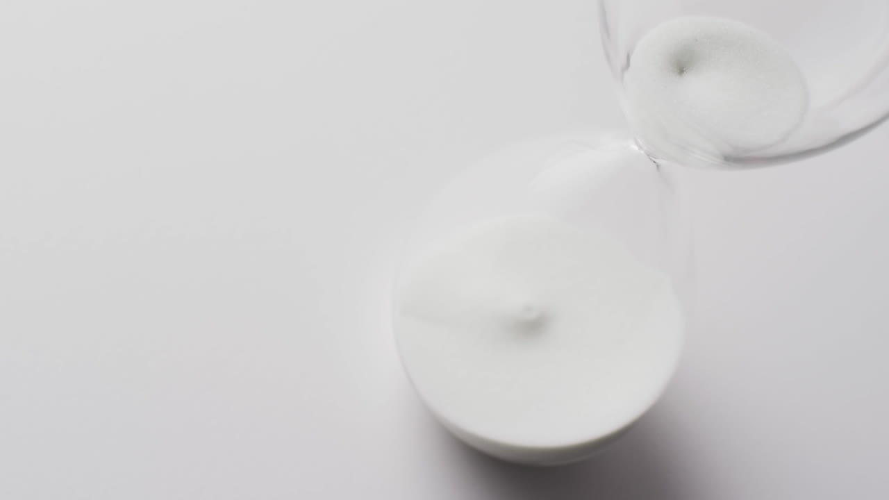 모래 를  ⁇ 는 모래 시계 의 비디오,  ⁇  배경 에 있는 공간 을 복사