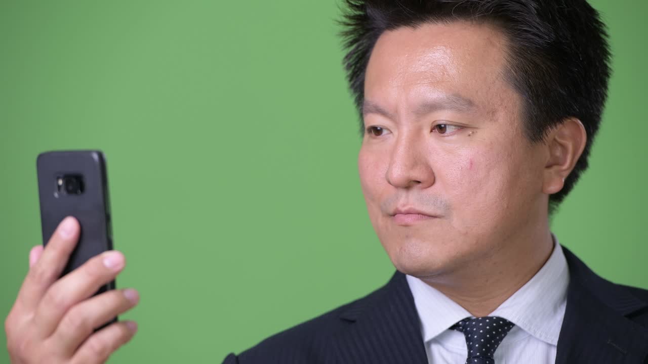 녹색 배경에 성숙한 일본 사업가