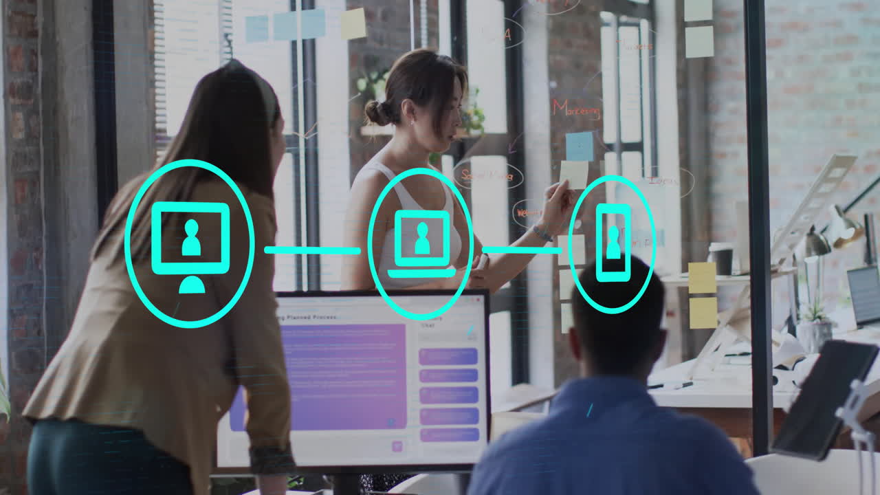 animación de iconos digitales y procesamiento de datos sobre diversas personas de negocios en la oficina