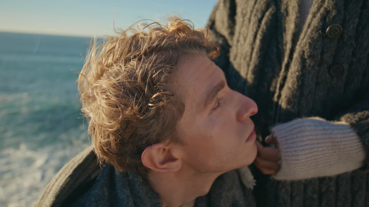 Mains de femme caressant la tête de son petit ami, gros plan sur la nature marine. Couple heureux en rendez-vous.