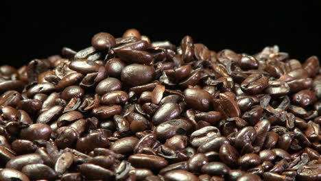 una foto fija de una pila de granos de café tostados