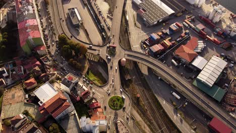 Antena-Vista-De-Pájaro-Por-Encima-De-Vigo-España-Autopista-Rotonda-Paso-Elevado-Girando-A-Continuación-El-Tráfico