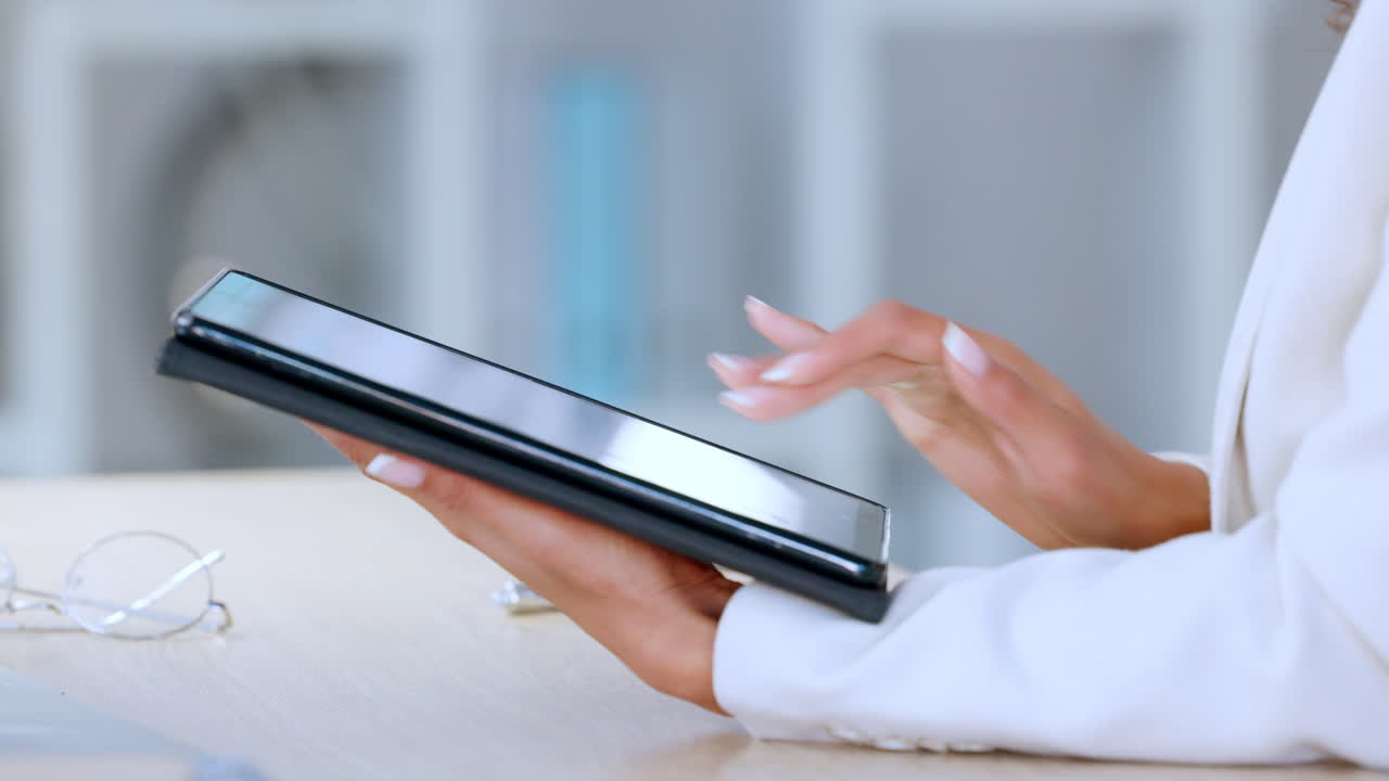 mujer de negocios moderna y de moda usando una tableta