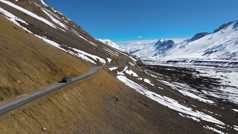 drone seguindo jipe off road carro dirigindo em kaza no vale de spiti no himalaya índia ásia explorando destino de viagem