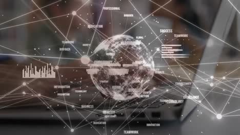 animación de la red de conexiones con el mundo sobre la mujer de negocios caucásica con computadora portátil