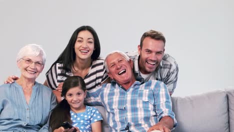 Nette-Familie,-Die-Auf-Der-Couch-Fernsieht