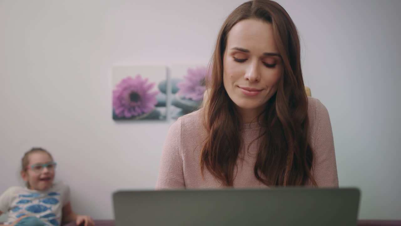 los niños interrumpen a la madre ocupada. mujer de negocios trabajando con los niños juntos