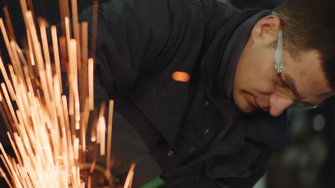 워크샵에서 앵글 그라인더 절단 금속