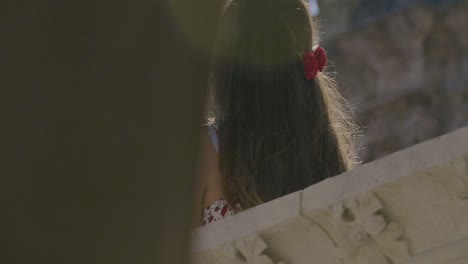 mujer mirando un edificio histórico