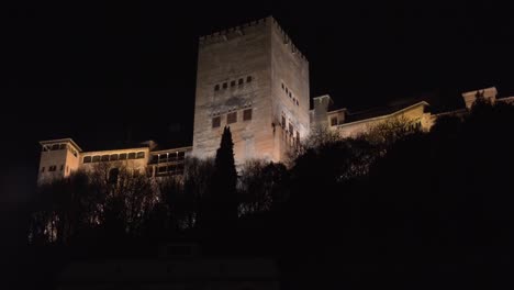 Blick-Von-Unten-Auf-Einen-Turm-Der-Alhambra-Bei-Nacht