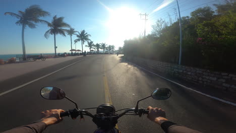 montando motocicleta en la carretera costera en vietnam en un clima soleado