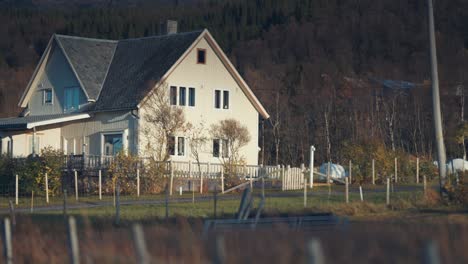 Ein-Bauernhaus-In-Der-Norwegischen-Landschaft