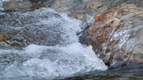 Acampar-A-3500-M-En-El-Lago-Song-kul-Con-Un-Hermoso-Río-Corriendo