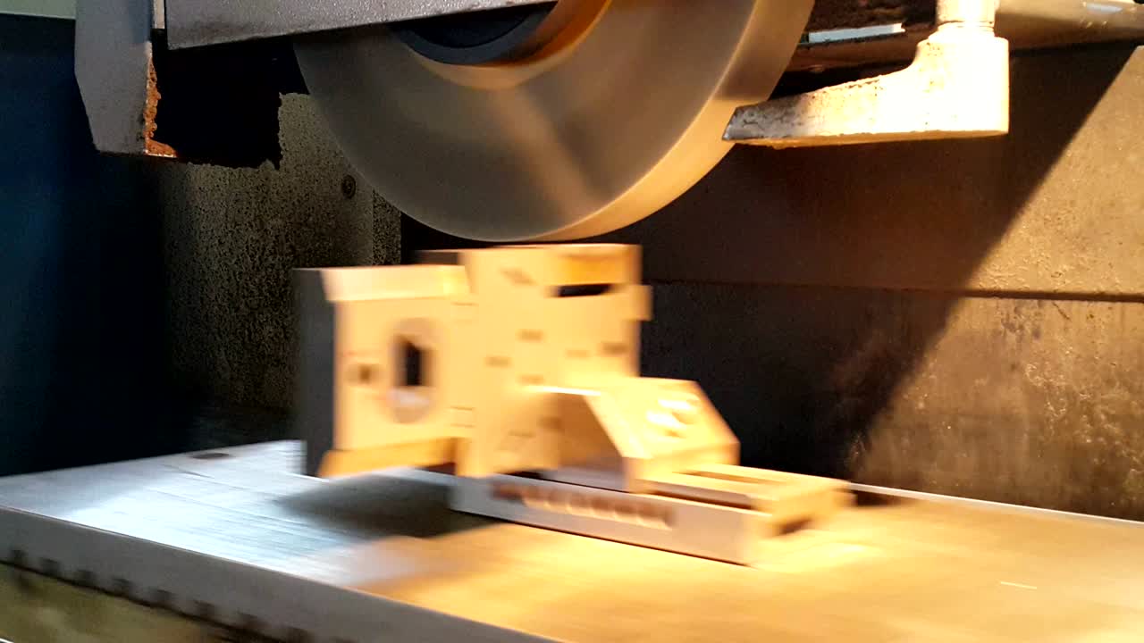 공장에서 일하는 밀러